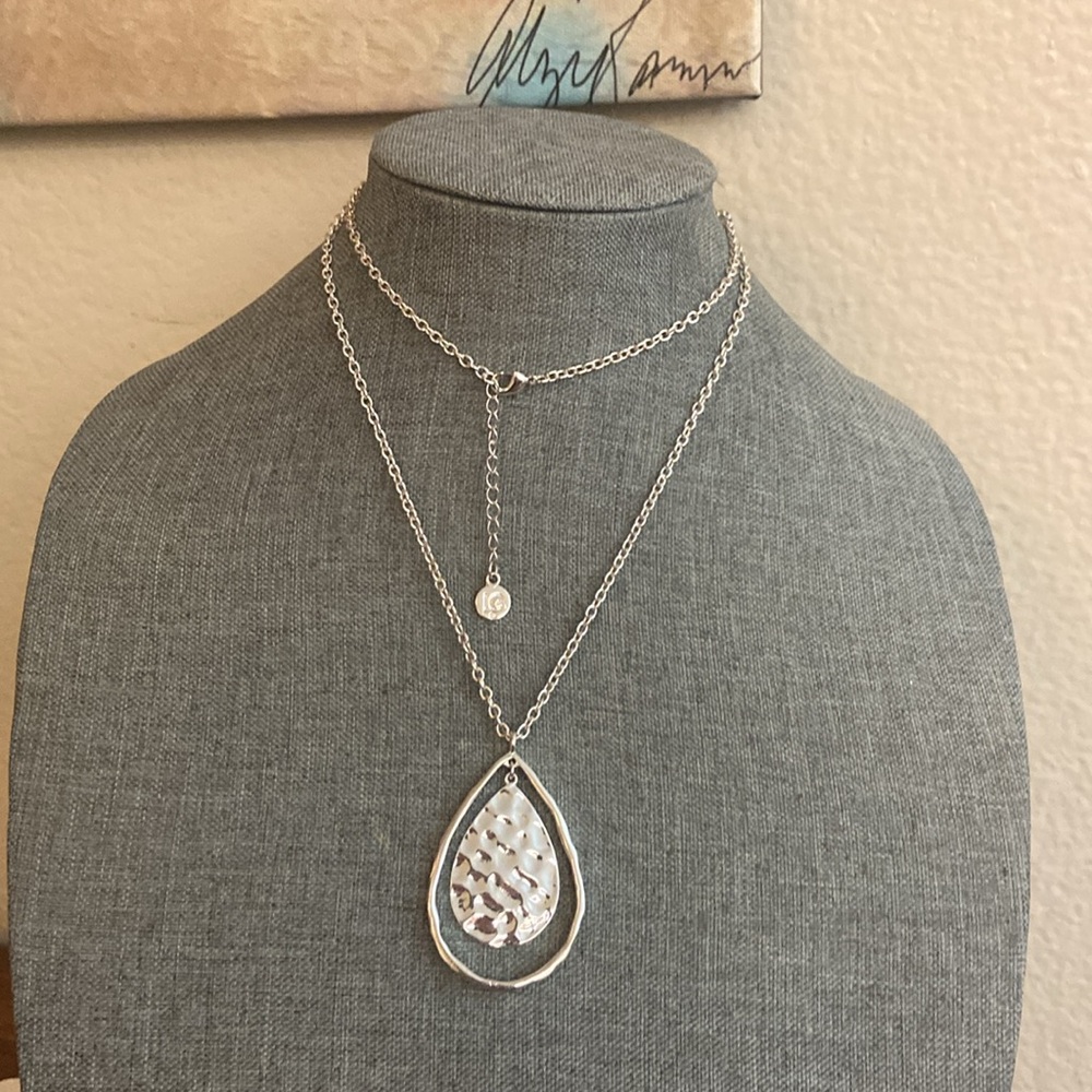 NWTs Liz Claiborne Silver Tone Chain Teardrop Pendant Necklace